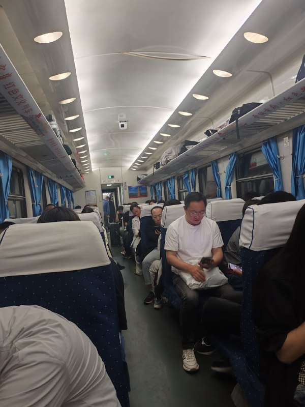 10多年没有坐绿皮火车呢！